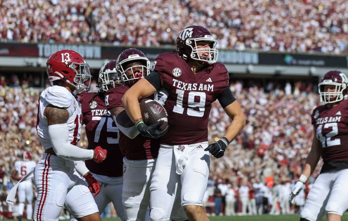 Texas A&M Aggies tight end Jake Johnson (No. 19) scores a touchdown against the Alabama Crimson Tide.